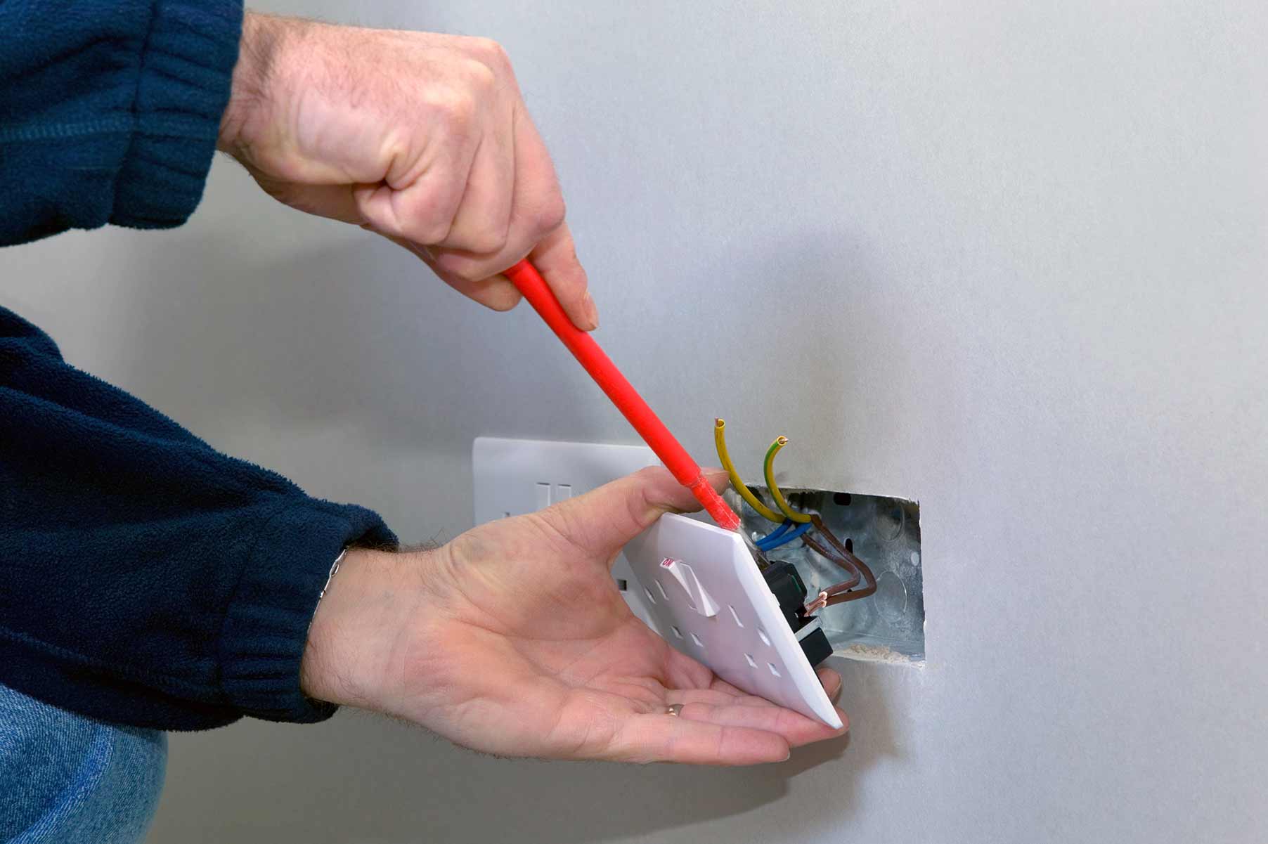 Our electricians can install plug sockets for domestic and commercial proeprties in Malvern and the local area. 